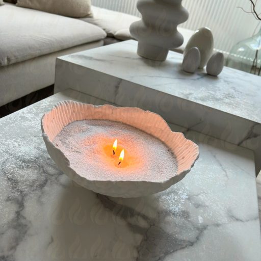 Modern nappali dekoráció fehér gyertyahomokkal